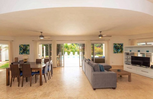 La Mulata Villa | Guest-friendly 4BD luxury villa with pool/waterpark/Wi-Fi/cable TV/free van!