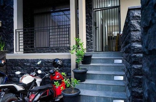 Banjarsari House | Guest House for Family