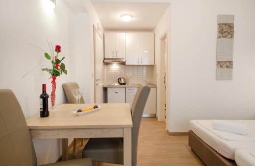 Split House | Guest House Mia
