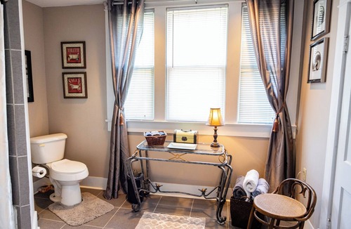 Lancaster Apartment | Guest House of Kentucky (2 Doubles - 2nd Floor)