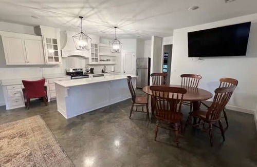 Fayetteville Cottage | Guest House on Double Springs