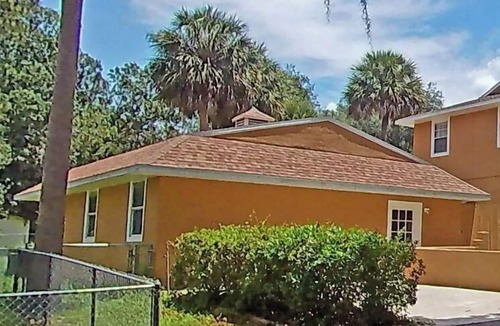 Leesburg House | Guest House with pool, boat parking