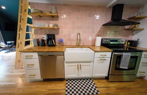 Mars Hill House | Guest house within minutes to Ski resort, Mars Hill University and Asheville, NC