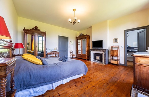 Saint-Germain-Du-Puch Bed & Breakfast | Guest Room – Château Le Noble