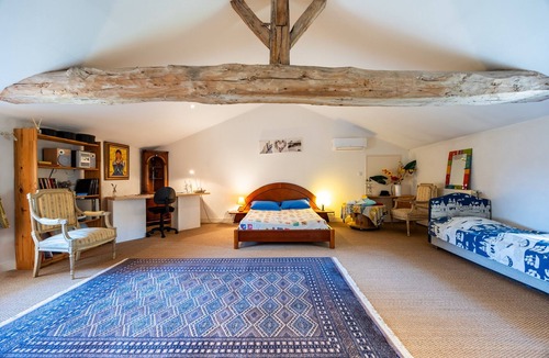 Saint-Germain-Du-Puch Bed & Breakfast | Guest Room “Famille Cabernet Ch Cajus” with Shared Pool, Terrace, and Wi-Fi