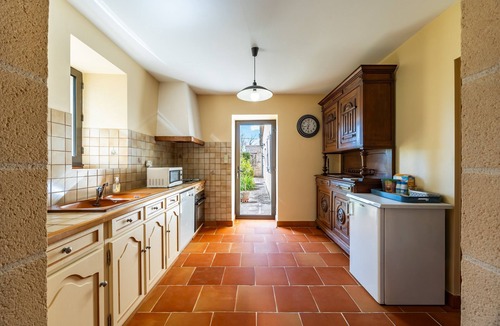 Sauveterre-De-Guyenne Bed & Breakfast | Guest Rooms 'La Maison de Piquereau' with Shared Pool, Wi-Fi, and Air Conditioning