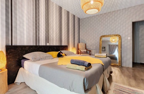 Bernis Bed & Breakfast | Guest Room 'Family Suite Guy De Maupassant' with Shared Terrace, Wi-Fi and Air Conditioning