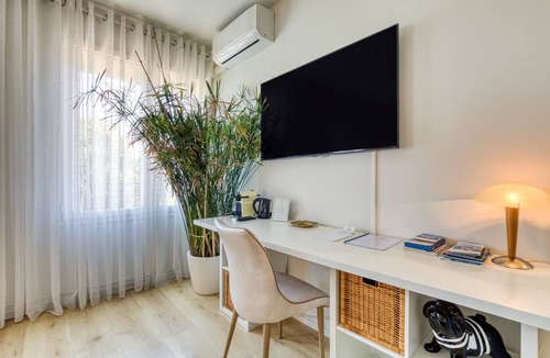 Gigean Bed & Breakfast | Guest Room “La Suite Azur” with Shared Terrace, Wi-Fi, and Air Conditioning