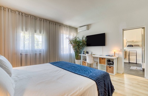 Gigean Bed & Breakfast | Guest Room “La Suite Azur” with Shared Terrace, Wi-Fi, and Air Conditioning