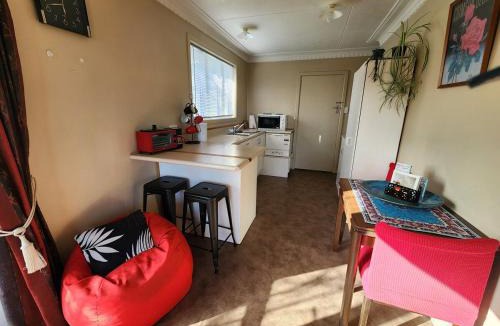 Oamaru Apartment | Guest Suite with private entry own kitchen and bathroom