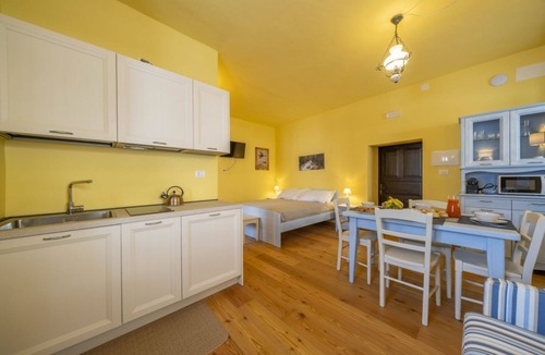 Tarvisio Apartment | GuestHost - A charming and welcoming studio apartment of approximately 25 square meters, perfect for three people, located on the ground floor of a historic building built in 1864 and renovated in 2025 while maintaining its historic atmosphere (NO elevat