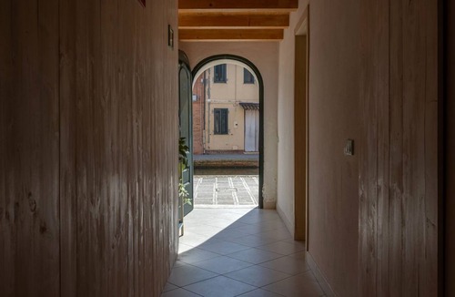 Comacchio Apartment | GuestHost - A comfortable and welcoming 75 square meters apartment with a large courtyard and private entrance, perfect for six people, located on the ground floor of a renovated historic building facing the canal (NOT accessible by car).The property enj