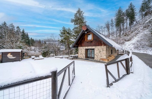 Tarvisio Ski Chalet | GuestHost - A large and charming renovated chalet with a private entrance, measuring 145 square meters, perfect for 10 people.The property, located in a quiet and private location, is surrounded by woods yet only 800 meters from the ski slopes and bike p