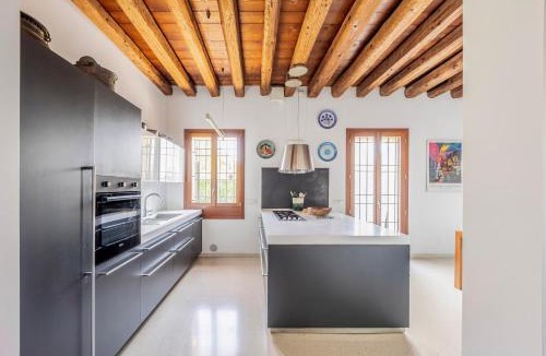 Mirano Apartment | GuestHost - Beautiful Villa With Garden and Private Parking!