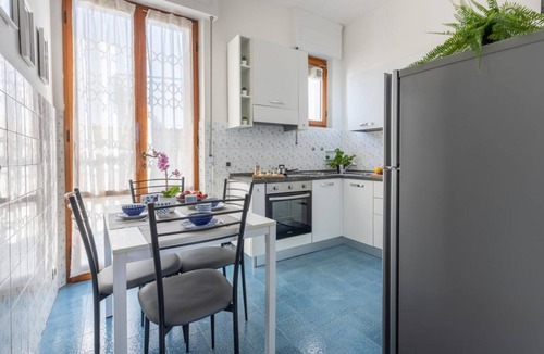 Pisa Apartment | GuestHost - Bright 80 sqm apartment, for up to 4 people, located on the 5th floor of a building with lift (not suitable for disabled people). The accommodation is located in a quiet area of Pisa, full of services, ideal for students and families. The Lu