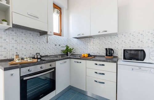 Pisa Apartment | GuestHost - Bright 80 sqm apartment, for up to 4 people, located on the 5th floor of a building with lift (not suitable for disabled people). The accommodation is located in a quiet area of Pisa, full of services, ideal for students and families. The Lu