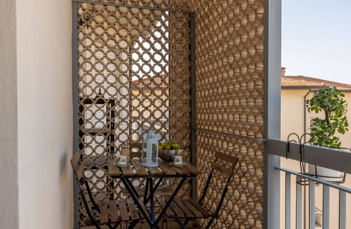 Pisa Apartment | GuestHost - Bright 80 sqm apartment, for up to 4 people, located on the 5th floor of a building with lift (not suitable for disabled people). The accommodation is located in a quiet area of Pisa, full of services, ideal for students and families. The Lu
