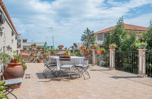 Torre Archirafi Apartment | GuestHost - Bright and independent apartment of about 160 sqm, on two levels, ideal for groups of up to 6 people looking to relax.Located in a central and well-served area, the apartment is just 100 meters from the seafront, where you'll find a bike path