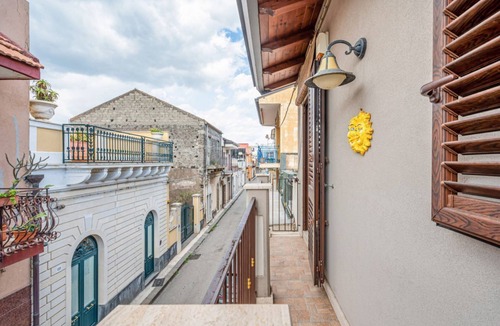 Torre Archirafi Apartment | GuestHost - Bright and independent apartment of about 160 sqm, on two levels, ideal for groups of up to 6 people looking to relax.Located in a central and well-served area, the apartment is just 100 meters from the seafront, where you'll find a bike path