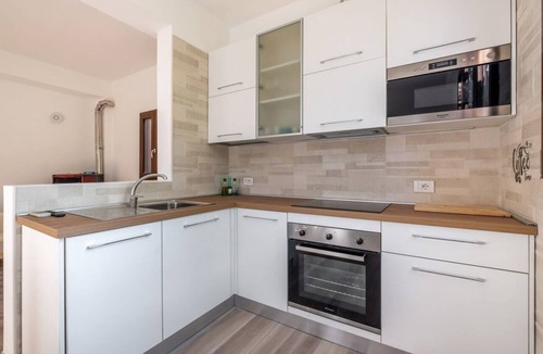 Taranto Apartment | GuestHost - Bright and spacious apartment located in a villa in the San Vito district, a stone's throw from the NCO School of the Navy (150 meters). The apartment is also a 15-minute walk from San Vito beach and Baia delle Zagare, and a 20-minute drive f