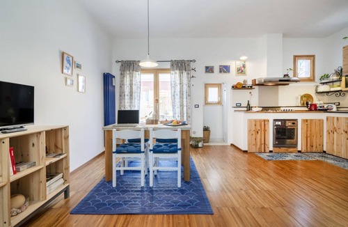 Mola di Bari Apartment | GuestHost - Bright apartment perfect for 5 people, located among the buildings typical of the center of Mola di Bari and which boasts every comfort, including two terraces with a suggestive view of the bell towers and the sea. Nestled between the charact