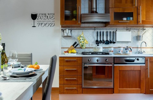 Pisa Apartment | GuestHost - Charming 70 sqm apartment, able to comfortably accommodate up to 4 people, located on the first floor of a building without a lift in Piazza Artigiani. The property is located in an area characterized by the best neighborhood shops, just 200
