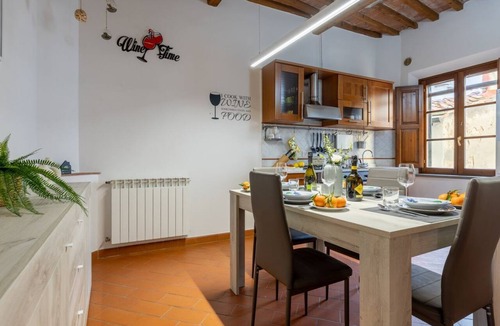 Pisa Apartment | GuestHost - Charming 70 sqm apartment, able to comfortably accommodate up to 4 people, located on the first floor of a building without a lift in Piazza Artigiani. The property is located in an area characterized by the best neighborhood shops, just 200