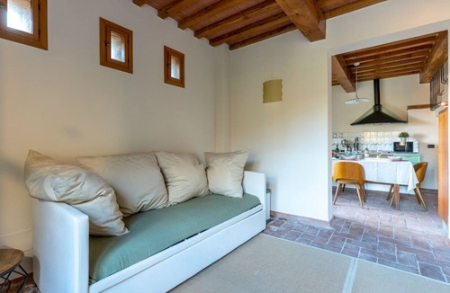 Palaia Apartment | GuestHost - Charming apartment located inside an old renovated barn in an agricultural estate on the Tuscan hills, surrounded by nature and with a breathtaking view of the surrounding countryside. The property, equipped with private outdoor parking, outd