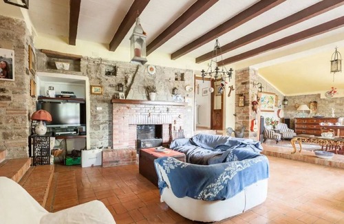 Gubbio Villa | GuestHost - Charming country house that can host up to 11 people, a 6km drive from Gubbio, with large garden, terrace and parking space.The villa (recognised by the Superintendence of Cultural Heritage and Activities) comes with large and bright rooms, f