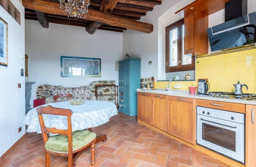 Carmignano Apartment | GuestHost - Charming apartment of about 45 square meters, perfect for 2 people, located on the ground floor of a building (presence of a step in the entrance door).The property is located a few steps from the Rocca di Carmignano, immersed in the splendid