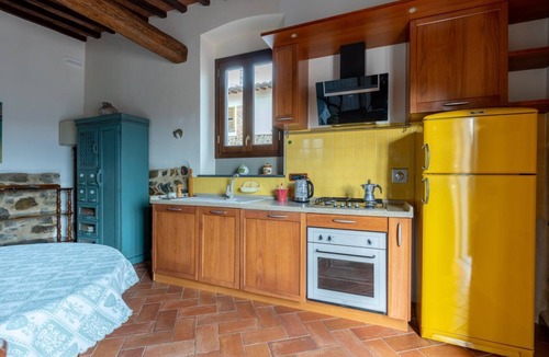 Carmignano Apartment | GuestHost - Charming apartment of about 45 square meters, perfect for 2 people, located on the ground floor of a building (presence of a step in the entrance door).The property is located a few steps from the Rocca di Carmignano, immersed in the splendid