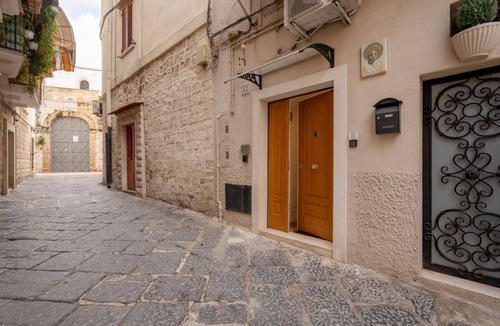 Old Town Apartment | GuestHost - Charming room of about 40 square meters, ideal for two people, located on the ground floor of a historic building (there is a small step at the entrance). Furnished with taste and attention to detail, it offers a warm and suggestive atmospher