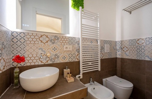 Old Town Apartment | GuestHost - Charming room of about 40 square meters, ideal for two people, located on the ground floor of a historic building (there is a small step at the entrance). Furnished with taste and attention to detail, it offers a warm and suggestive atmospher