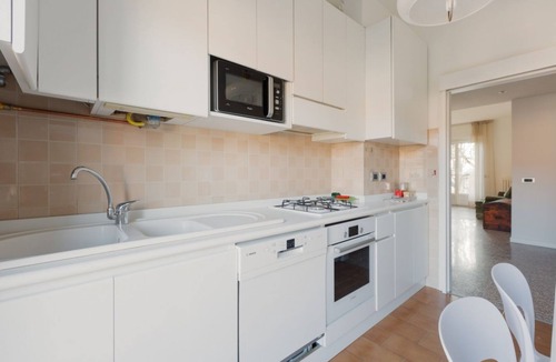 Lambrate Apartment | GuestHost - Comfortable 100sqm flat located on the fourth floor (with lift), equipped with kitchen, living area, two bathrooms and two bedrooms that can accommodate up to 4 people. A short walk from Lambrate and Udine stations, it is conveniently located