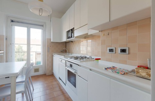 Lambrate Apartment | GuestHost - Comfortable 100sqm flat located on the fourth floor (with lift), equipped with kitchen, living area, two bathrooms and two bedrooms that can accommodate up to 4 people. A short walk from Lambrate and Udine stations, it is conveniently located