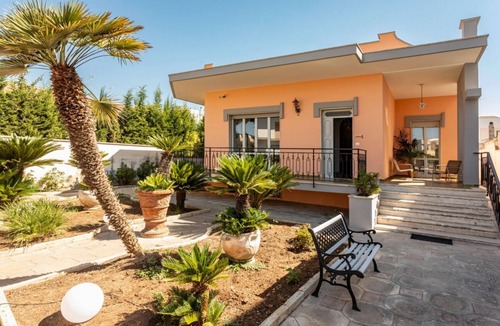 Giorgilorio Apartment | GuestHost - Comfortable 100 sqm apartment, perfect for a stay of four people, located on the mezzanine floor of a building (accessible by steps).The property is located in Surbo, in the province of Lecce, in an area equipped with every comfort and servic