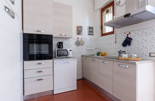 Pisa Apartment | GuestHost - Comfortable 80 sqm apartment, for up to 4 people, located on the 1st floor of a building with lift (not suitable for disabled people). The accommodation is located in a quiet area of Pisa, full of services, ideal for students and families. Th