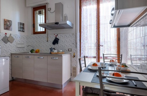 Pisa Apartment | GuestHost - Comfortable 80 sqm apartment, for up to 4 people, located on the 1st floor of a building with lift (not suitable for disabled people). The accommodation is located in a quiet area of Pisa, full of services, ideal for students and families. Th