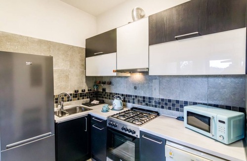 Siena Apartment | GuestHost - Comfortable 91 sqm two- floor modern flat (with internal spiral staircase), 5 min walk from the Colonna San Marco stop, which connects it to the historical centre. With two bedrooms, two bathrooms and a living room, it can accommodate 5 peopl