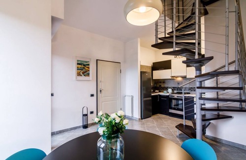 Siena Apartment | GuestHost - Comfortable 91 sqm two- floor modern flat (with internal spiral staircase), 5 min walk from the Colonna San Marco stop, which connects it to the historical centre. With two bedrooms, two bathrooms and a living room, it can accommodate 5 peopl