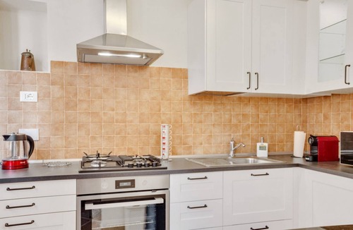 Sant'Antonio Apartment | GuestHost - Comfortable and cozy apartment of about 80 square meters, able to accommodate up to 5 people, located on the raised ground floor of a 1950s building (7 steps to access the apartment). The accommodation, whose decor recalls the works of Keith