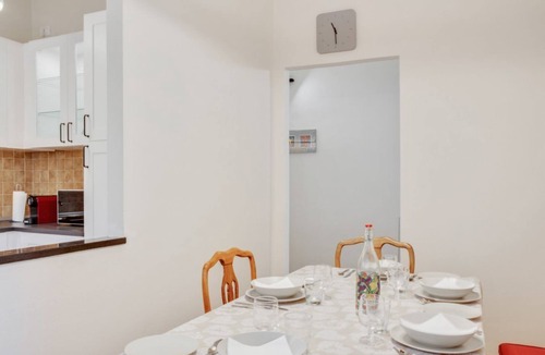 Sant'Antonio Apartment | GuestHost - Comfortable and cozy apartment of about 80 square meters, able to accommodate up to 5 people, located on the raised ground floor of a 1950s building (7 steps to access the apartment). The accommodation, whose decor recalls the works of Keith