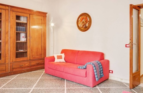 Sant'Antonio Apartment | GuestHost - Comfortable and cozy apartment of about 80 square meters, able to accommodate up to 5 people, located on the raised ground floor of a 1950s building (7 steps to access the apartment). The accommodation, whose decor recalls the works of Keith
