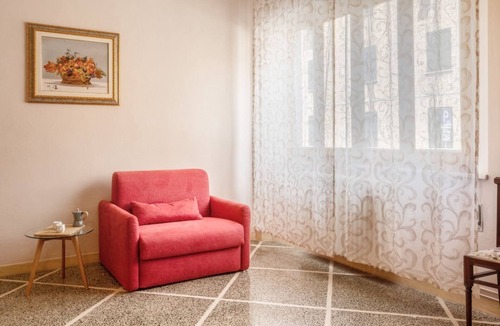 Sant'Antonio Apartment | GuestHost - Comfortable and cozy apartment of about 80 square meters, able to accommodate up to 5 people, located on the raised ground floor of a 1950s building (7 steps to access the apartment). The accommodation, whose decor recalls the works of Keith