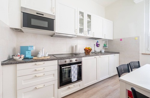 Pablo Apartment | GuestHost - Comfortable apartment located on the mezzanine floor of a building, with five floors in total, from the 70s. There are steps to access it (NO lift).In 85 m2 of space it accommodates 5 guests.We are in a very lively neighborhood, where the cit