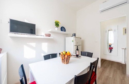 Pablo Apartment | GuestHost - Comfortable apartment located on the mezzanine floor of a building, with five floors in total, from the 70s. There are steps to access it (NO lift).In 85 m2 of space it accommodates 5 guests.We are in a very lively neighborhood, where the cit