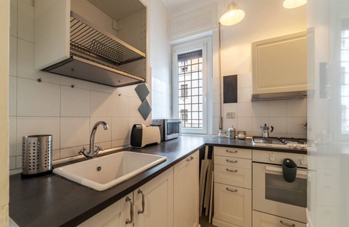 Quartiere XV Della Vittoria Apartment | GuestHost - Comfortable apartment located on the mezzanine floor of a renovated period building, with four floors in total. There is a flight of stairs at the entranceIt accommodates 4 people in 100 m2 of spaceIt is a 17-minute walk from the MM Lepanto m