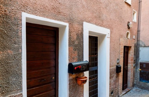 Bagnaia Apartment | GuestHost - Comfortable apartment of approximately 45 square meters, perfect for a stay of two, located on the ground floor of a period building (accessible via a few steps).The property is located in Bagnaia, a quiet hamlet a few kilometers from Perugia