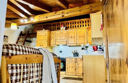 La Salle Apartment | GuestHost - Comfortable and welcoming 50 sqm apartment in the heart of La Salle, accommodating up to 4 people, located on the first floor of a typical mountain house (without an elevator).The property is located in the heart of the town, within walking d