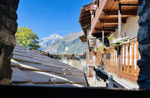 La Salle Apartment | GuestHost - Comfortable and welcoming 50 sqm apartment in the heart of La Salle, accommodating up to 4 people, located on the first floor of a typical mountain house (without an elevator).The property is located in the heart of the town, within walking d